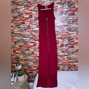 Maxi red dress with a split at the end